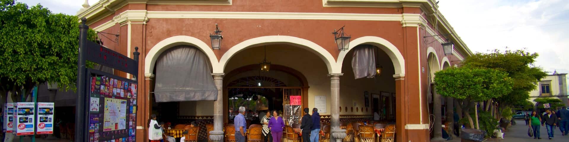 El Parian featuring dining out and street scenes