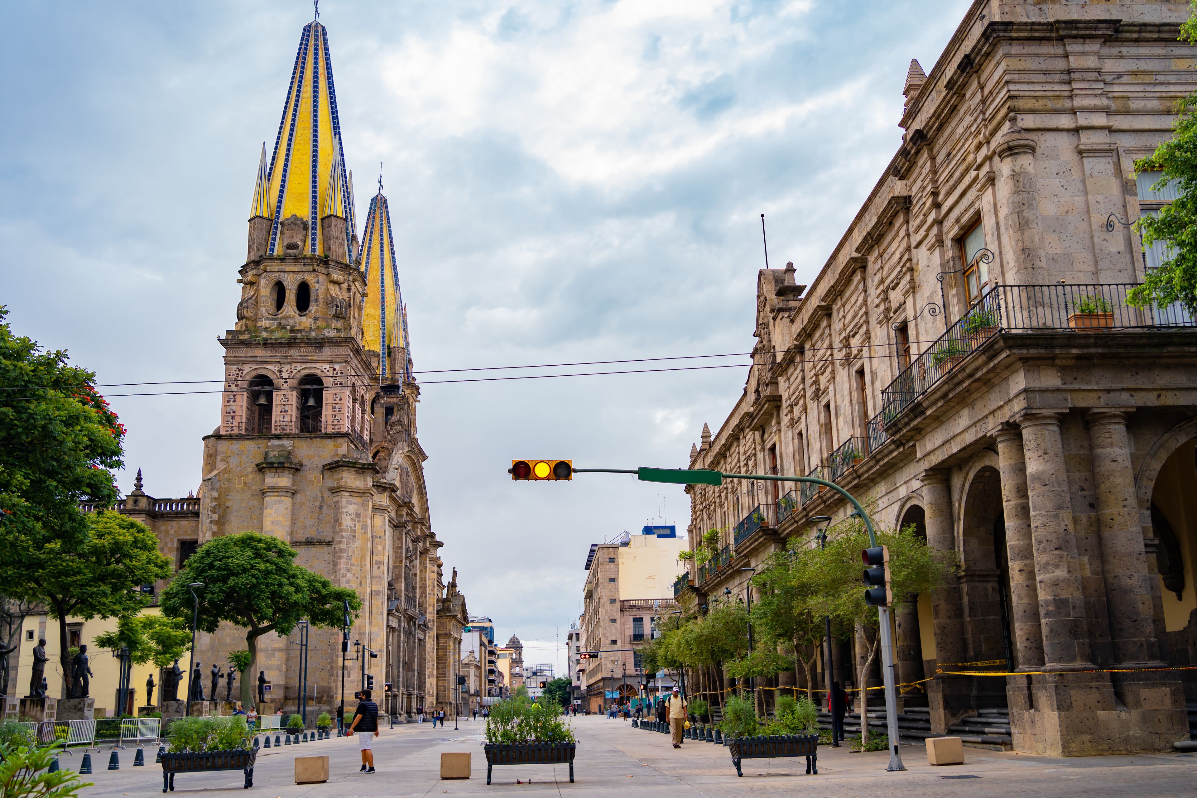 La Catedral  y en frente el Ayuntamiento de Guadalajara.