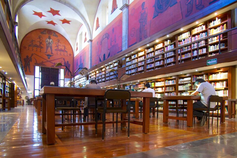 Une bibliothèque spacieuse, dotée de parquets en bois et d’étagères remplies de livres.