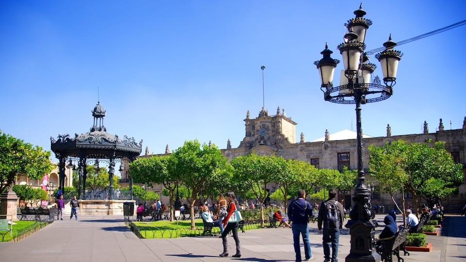 Plaza de Armas fasiliteter samt monument, by og torg eller plass