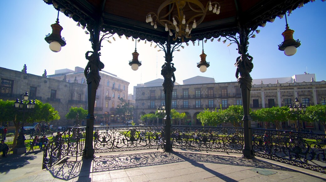 Plaza de Armas showing street scenes and a city