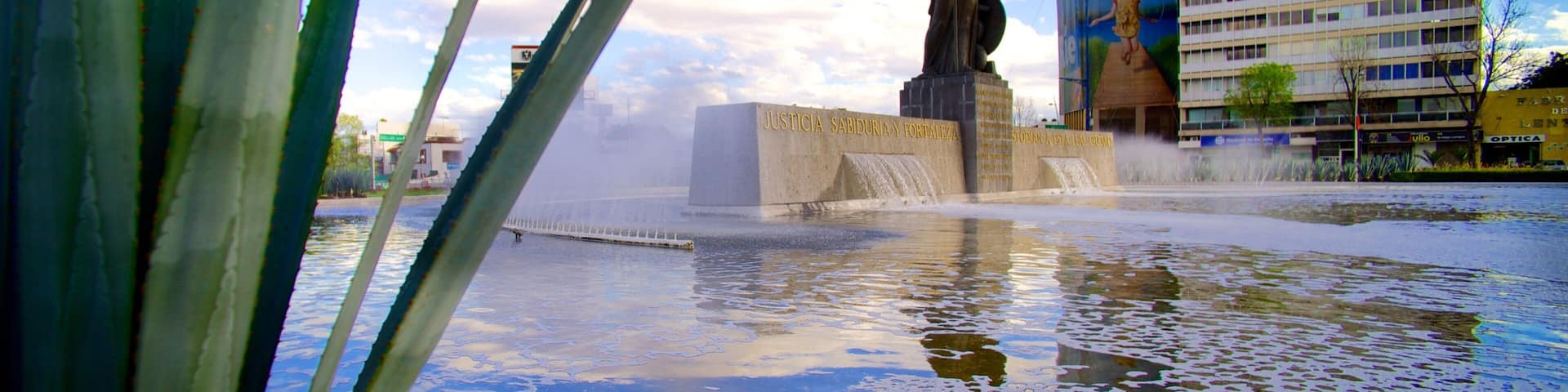 La Minerva qui includes une statue ou une sculpture, un étang et un hÎtel