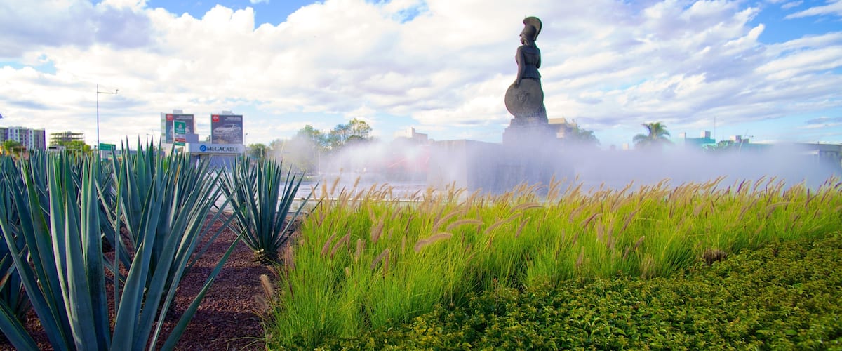 La Minerva which includes a statue or sculpture and a park