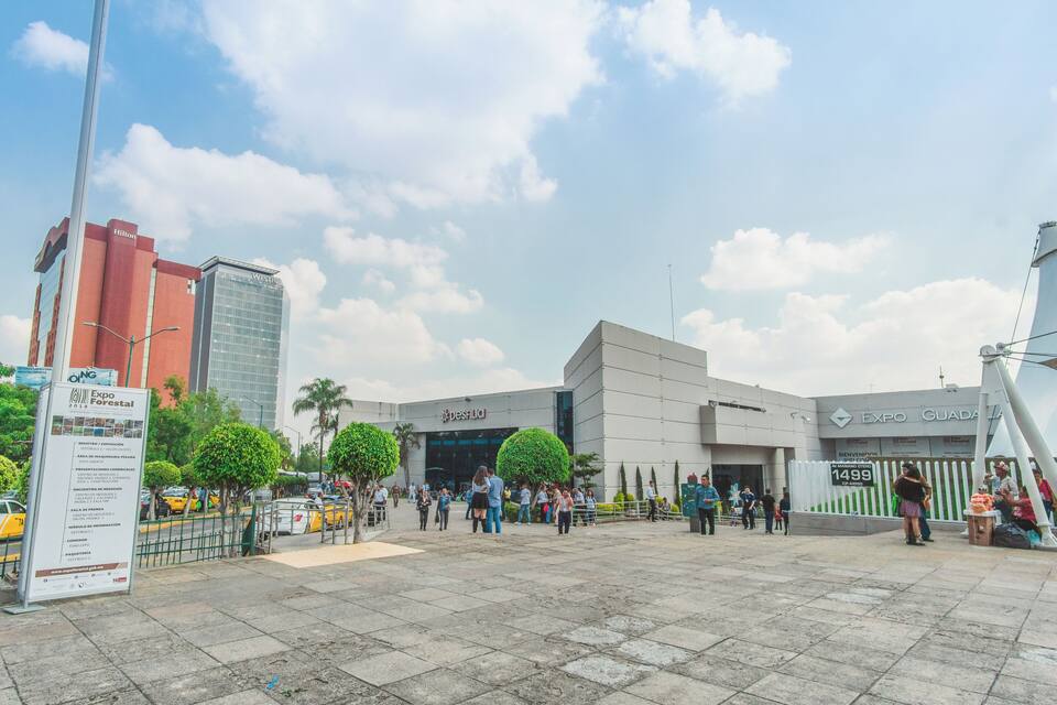 A modern building with a glass facade and a sign for Expo Forestal.