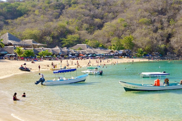 La Entrega Strand og byder på udsigt over kystområde, et luksushotel eller -resort og bådsejlads