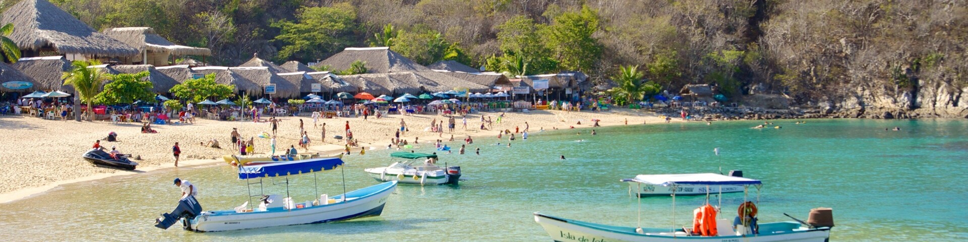La Entrega Beach showing a luxury hotel or resort, general coastal views and boating