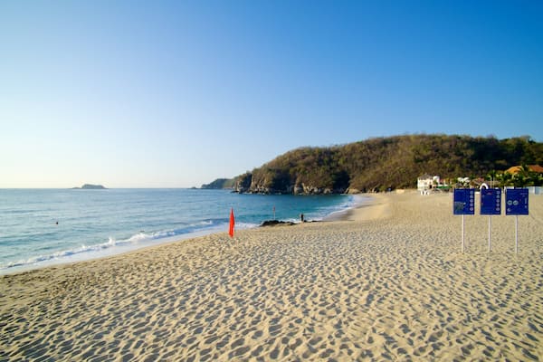 Chahue Beach showing a beach