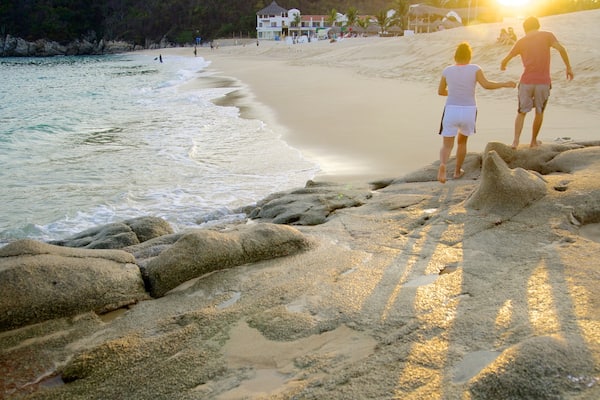 Chahue Strand og byder på en solnedgang og en sandstrand såvel som et par
