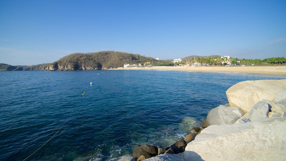 Chahue Beach showing general coastal views