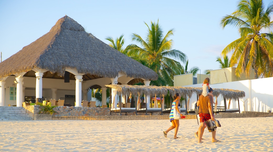 Plage de Chahue montrant plage de sable, scĂšnes tropicales et hĂŽtel ou complexe de luxe