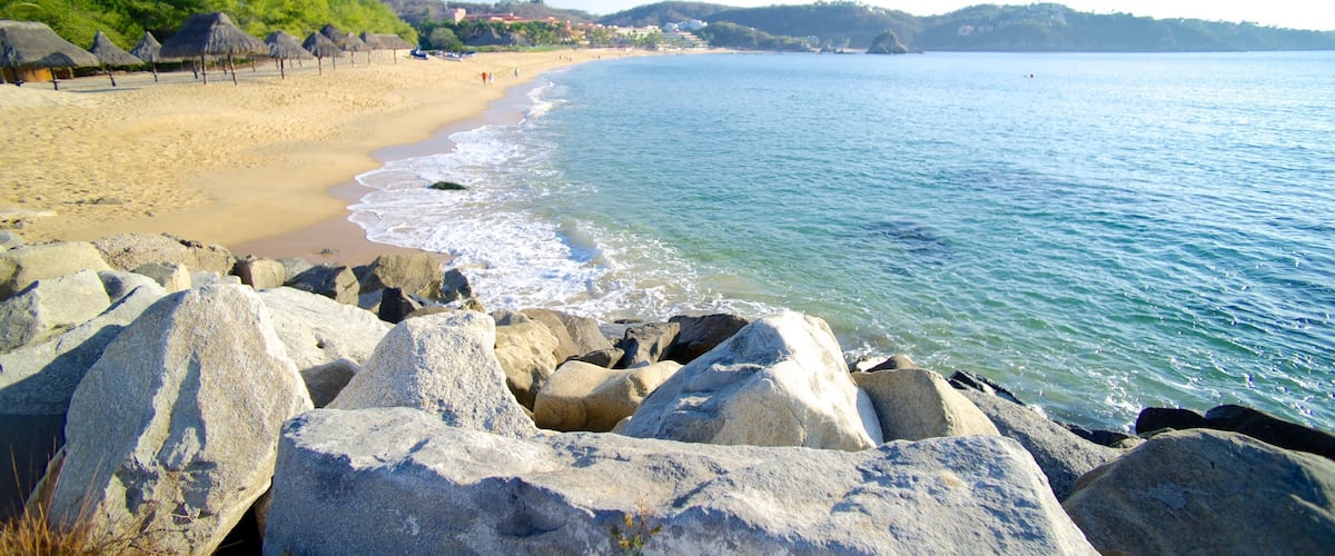 Playa Zaachila海灘 呈现出 沙灘 和 風景圖