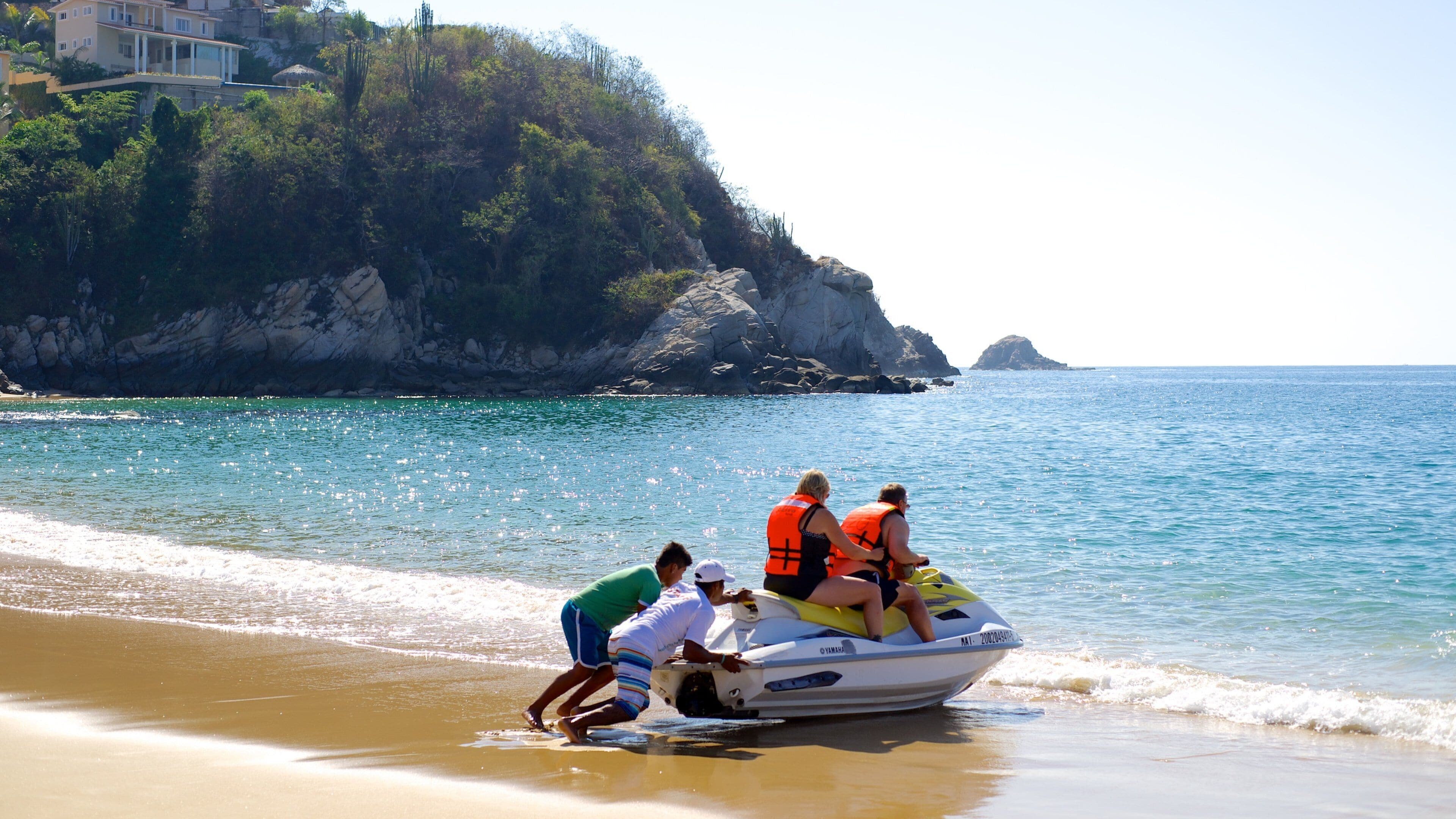 Strand Zaachila inclusief algemene kustgezichten, jetskiën en een zandstrand