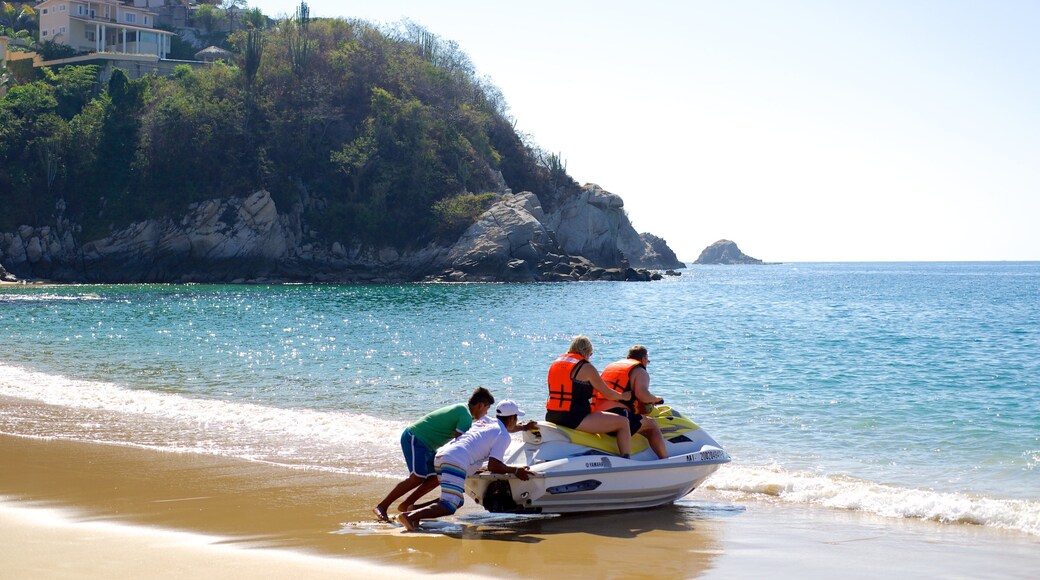 Strand Zaachila inclusief algemene kustgezichten, jetskiën en een zandstrand