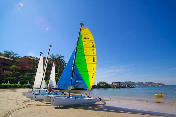 Playa Quieta que incluye una playa, vistas generales de la costa y navegación
