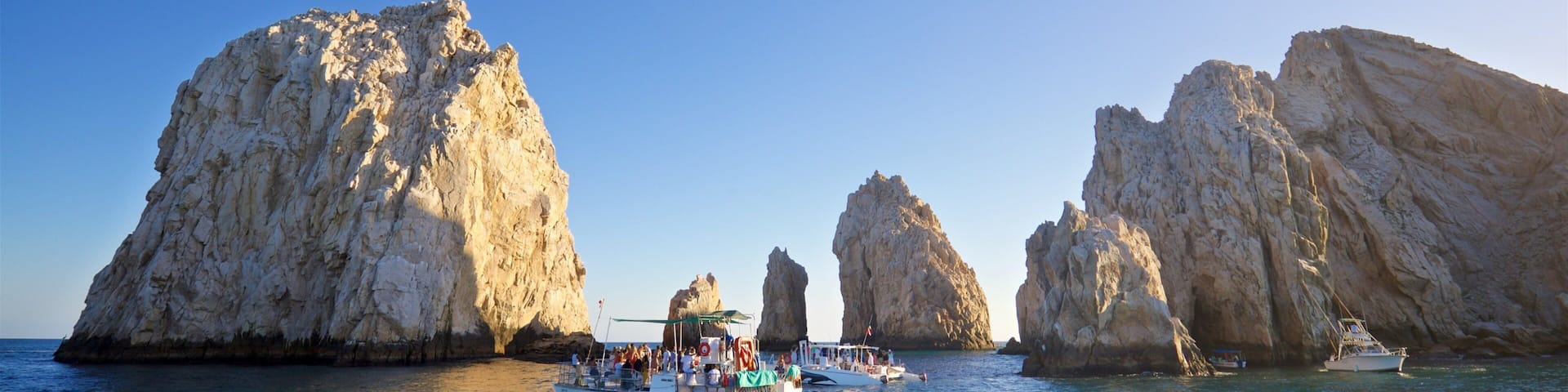 Land\'s End showing general coastal views, boating and rugged coastline