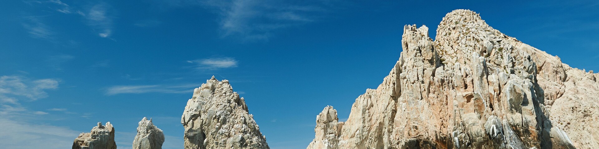 Un paisaje costero con formaciones rocosas destacadas y un cielo azul despejado.
