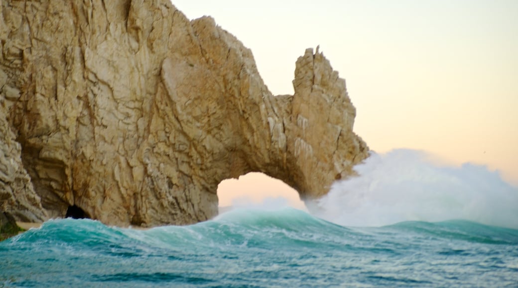 凱旋門 其中包括 多岩石的海岸線 和 海浪