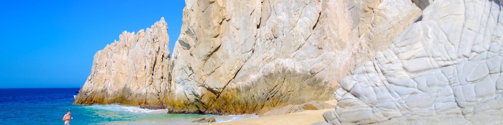 情人海灘 设有 多岩石的海岸線 和 海灘