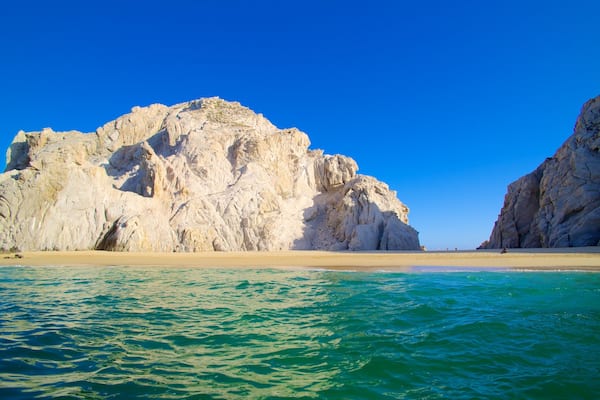 Lover\'s Beach mostrando uma praia e litoral rochoso