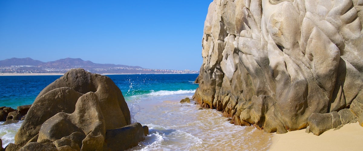 Playa de los Enamorados ofreciendo una playa de arena y costa escarpada