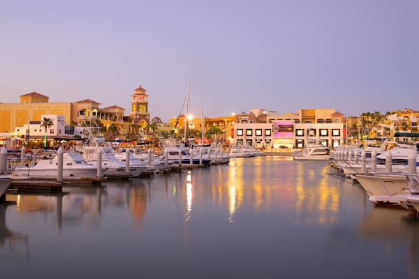 Marina Cabo San Lucas mit einem Küstenort und Marina