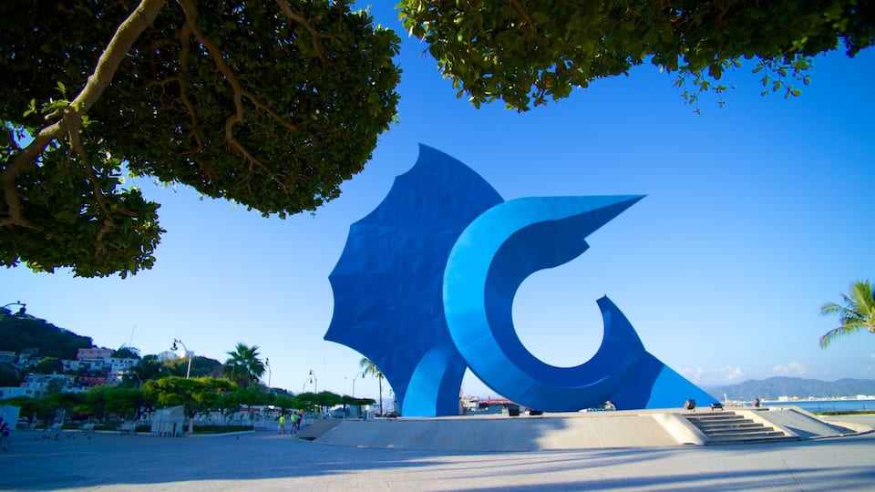 Zocalo which includes outdoor art and a square or plaza