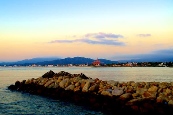 Playa San Pedrito som visar kustutsikter, en solnedgÄng och klippig kustlinje