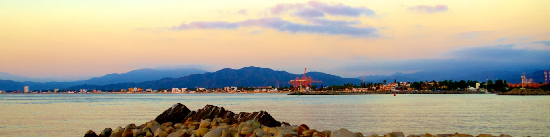 San Pedrito海灘 呈现出 夕陽, 一般的海岸景觀 和 陡峭海岸線