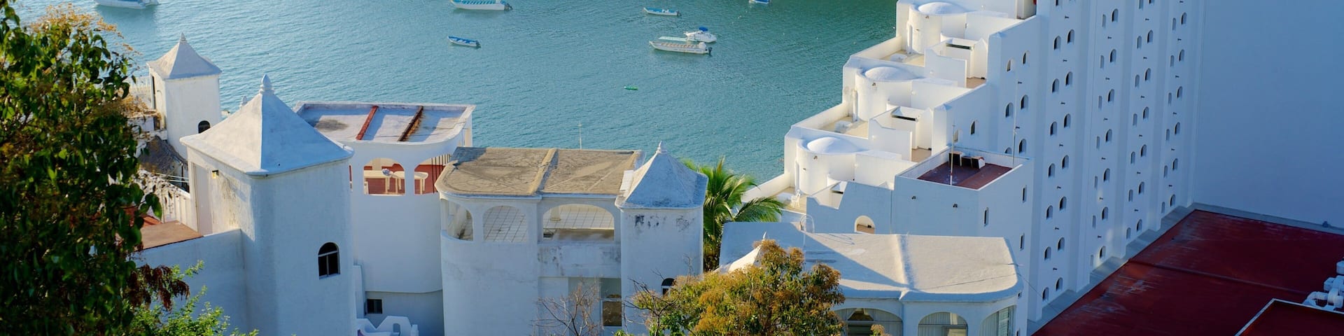 Playa La Audiencia mostrando una ciudad costera, vistas de paisajes y un hotel