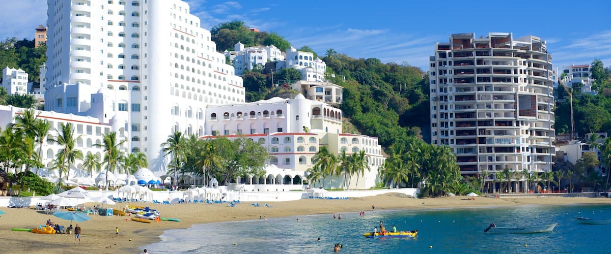 Playa La Audiencia que incluye escenas tropicales, una playa de arena y un hotel o complejo turístico de lujo