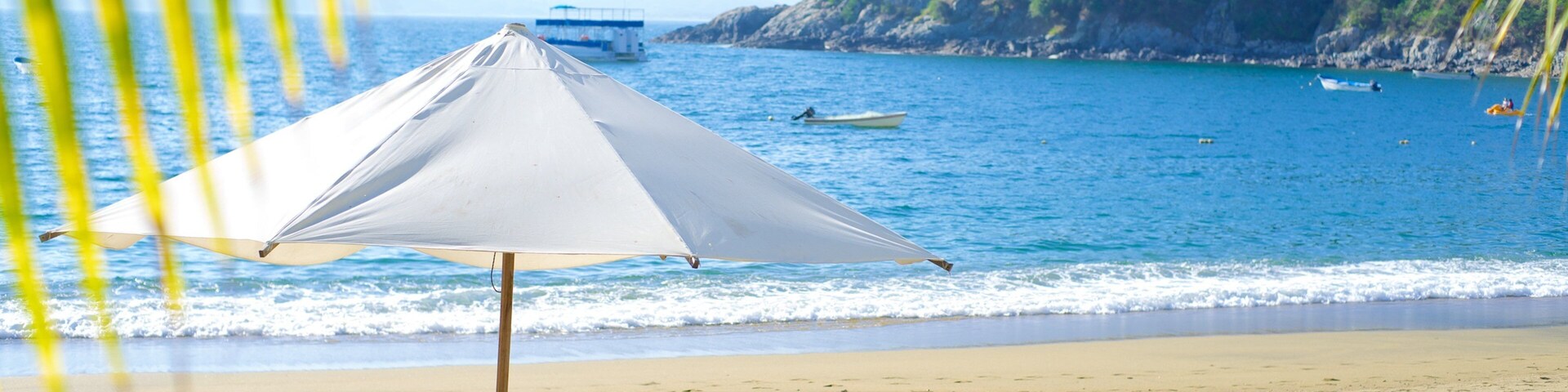 Playa La Audiencia que incluye una playa, vistas panorámicas y escenas tropicales