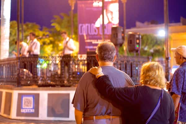 プラザ マカド フィーチャー ストリート パフォーマンス と 夜景 及び カップル