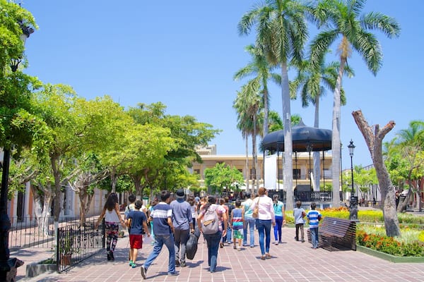 Plaza Machado som viser en have og en plads eller et torv såvel som en stor gruppe mennesker