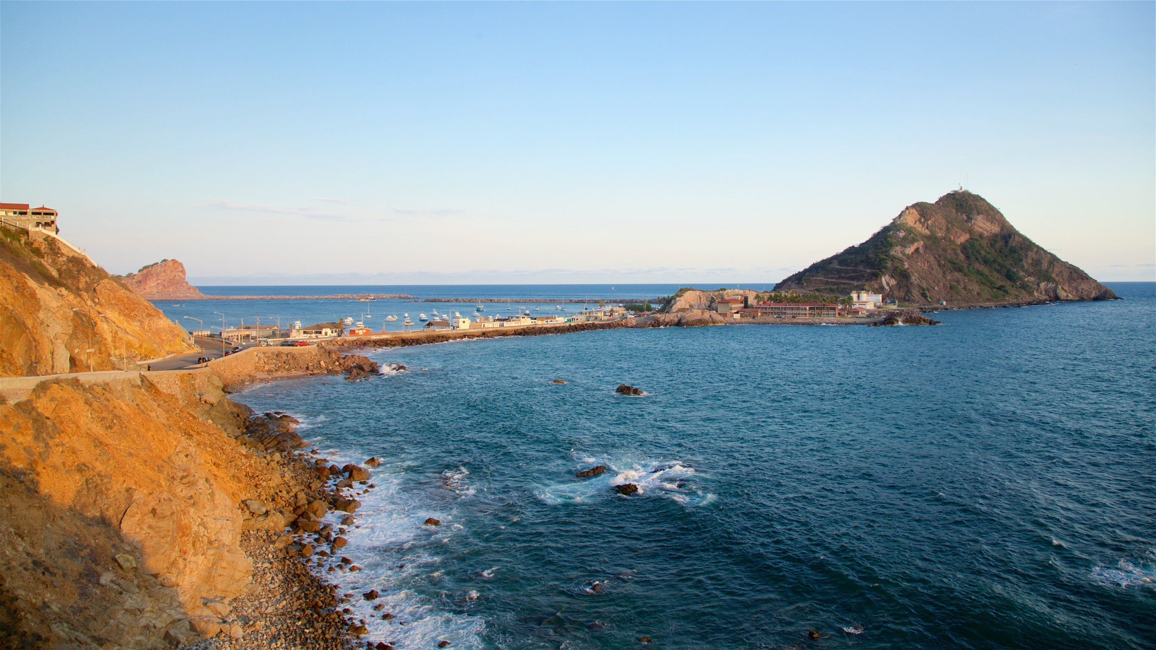 El Faro fyrtårn som viser kyst, fjell og klippelandskap