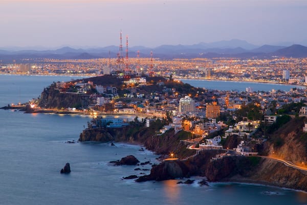 El Faro mettant en vedette scĂšnes de nuit, ville et vues littorales