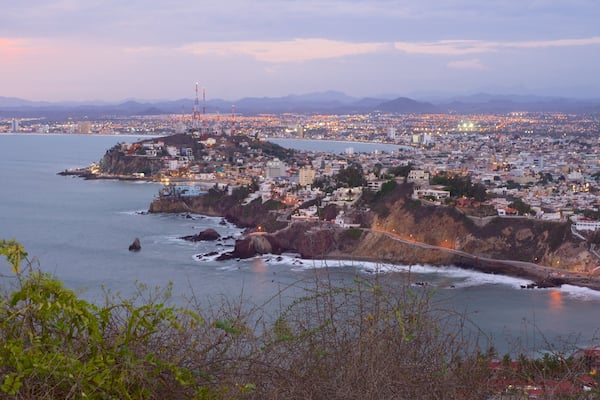 El Faro Fyrtårn og byder på udsigt over kystområde, klippekystlinje og udsigt over landskaber