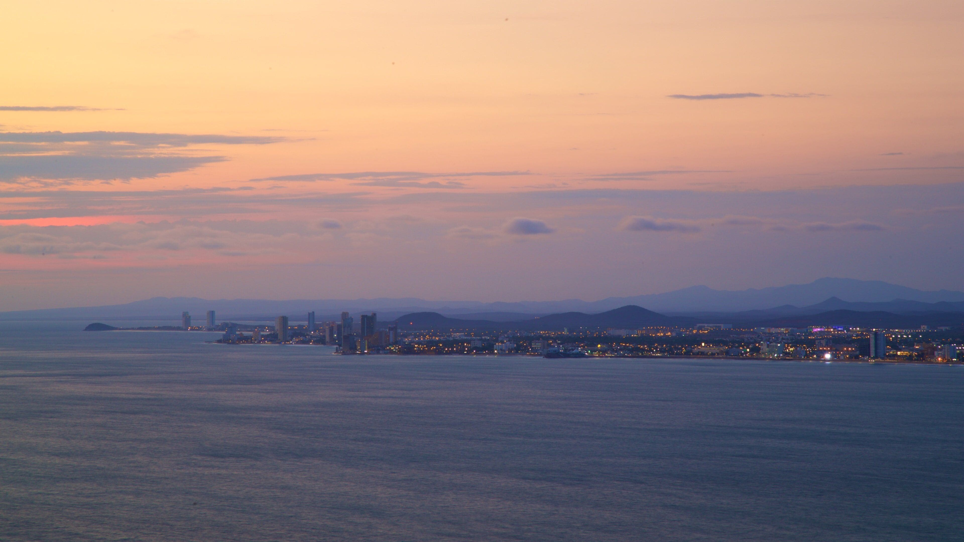 El Faro ofreciendo un atardecer y vista general a la costa