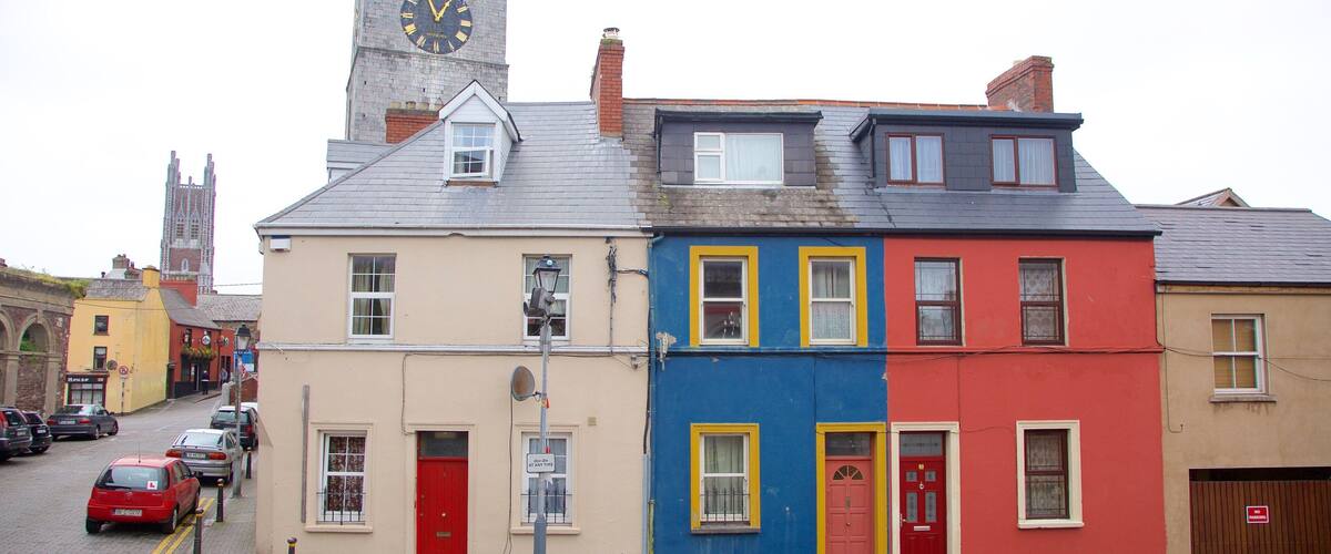 St. Anne\'s Shandon Church que incluye escenas cotidianas