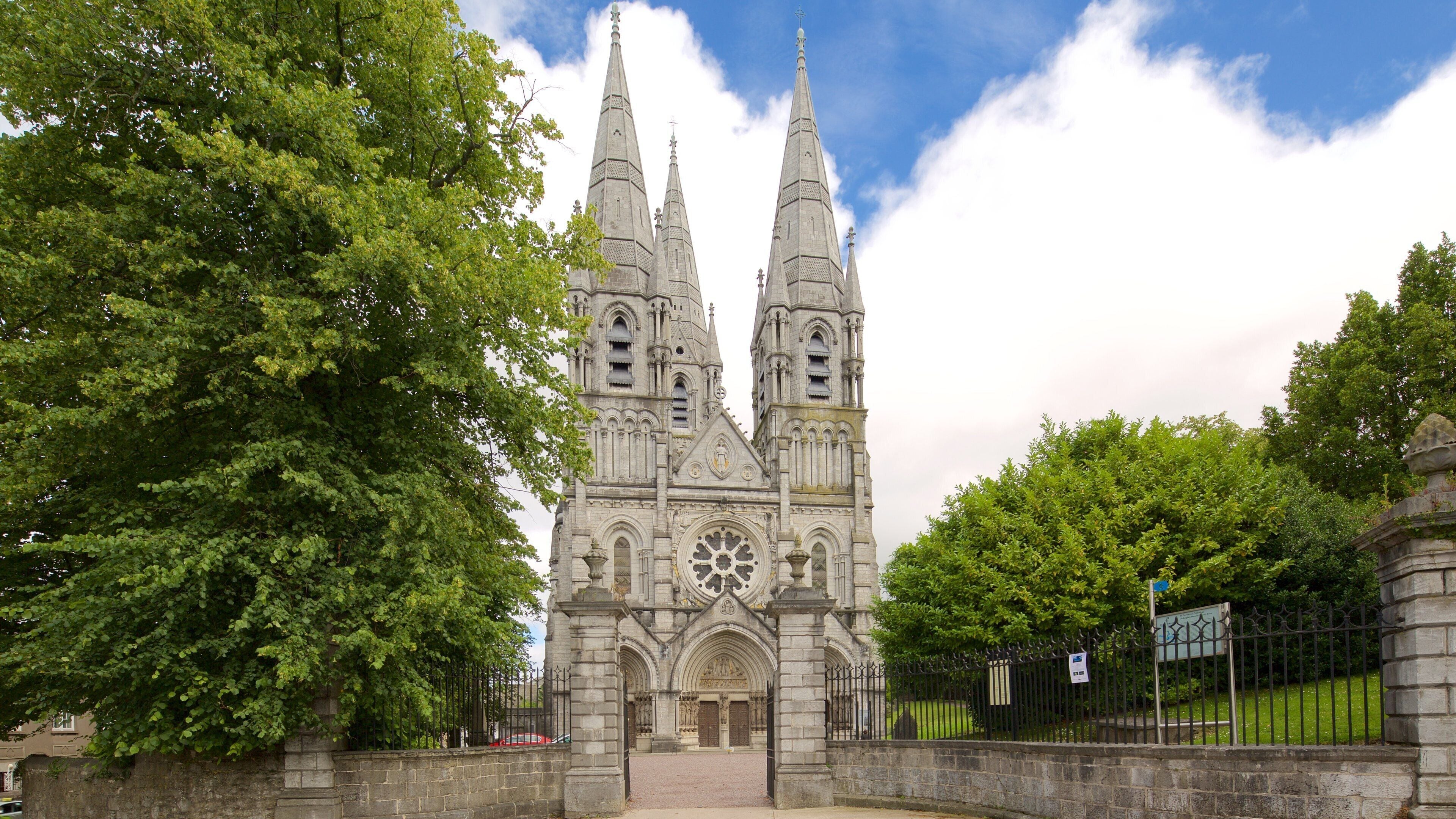 Una iglesia de estilo gótico con dos altas torres y un gran rosetón.