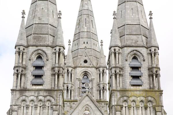 St Fin Barre\'s Kathedrale welches beinhaltet religiöse Aspekte, historische Architektur und Geschichtliches