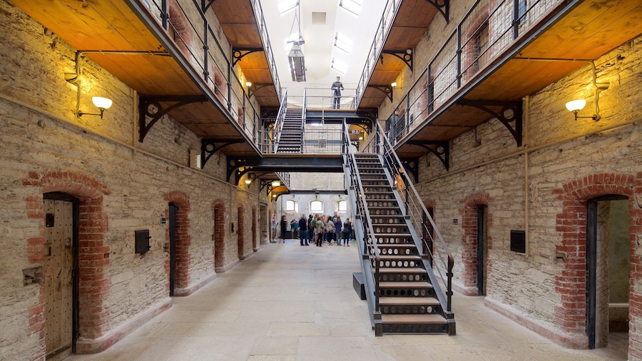 Prisión de la Ciudad de Cork mostrando vistas interiores, un edificio administrativo y patrimonio de arquitectura