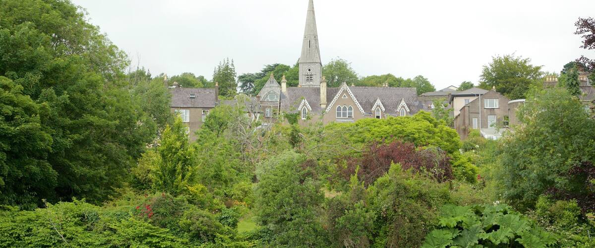 Fitzgeraldin puisto joka esittää joki tai puro, puisto ja vanha arkkitehtuuri