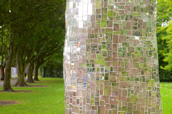 Un arbre recouvert de mosaïques.