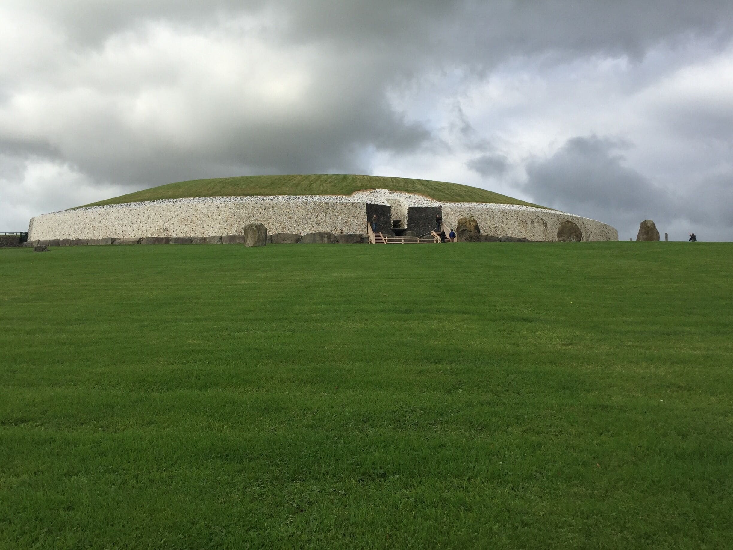 Prehistoric site about an hour north of
Dublin. This structure is older than the pyramids. #Ireland #Green