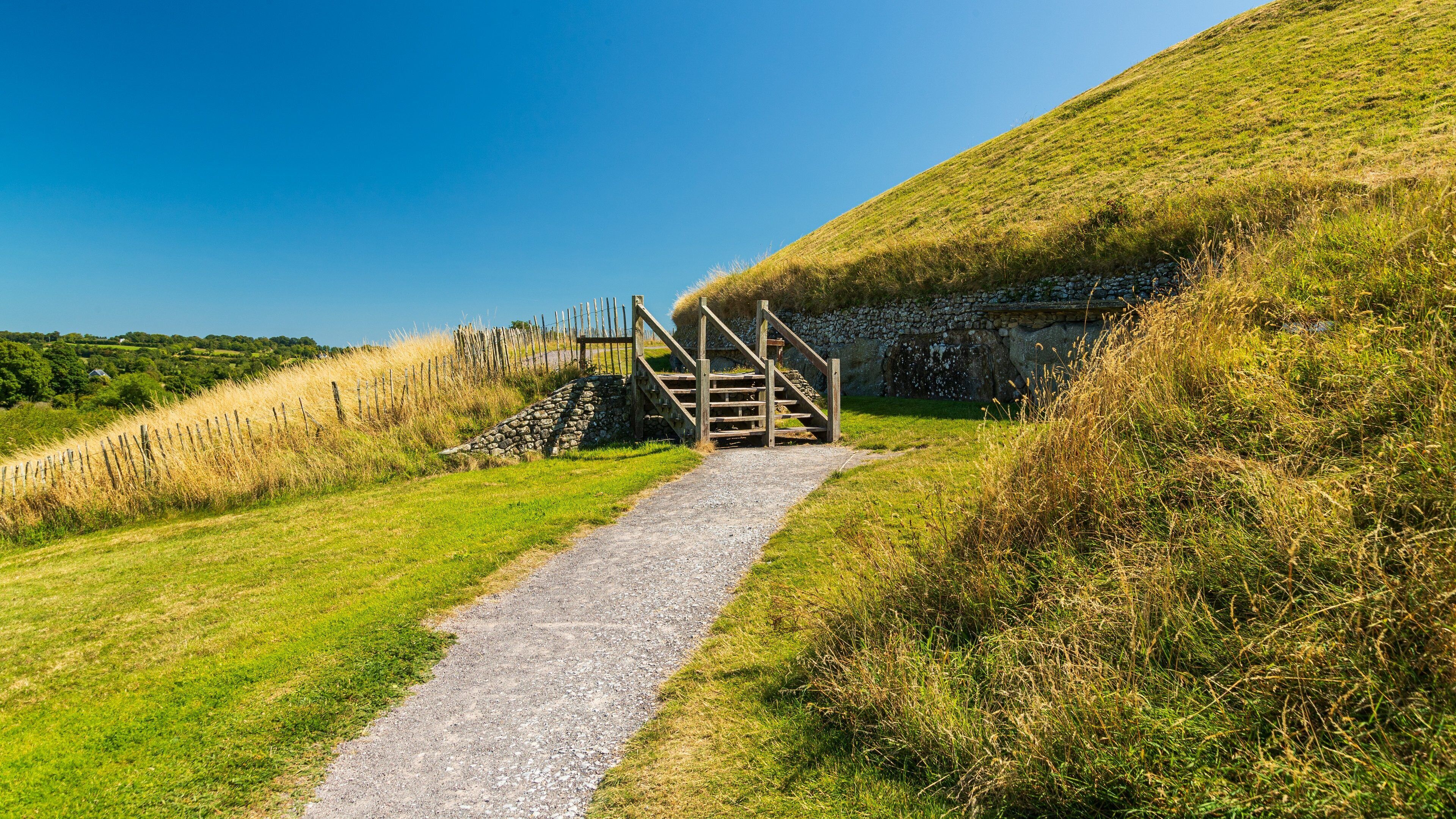 Newgrange which includes tranquil scenes