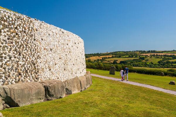 Newgrange showing heritage elements and tranquil scenes as well as a couple