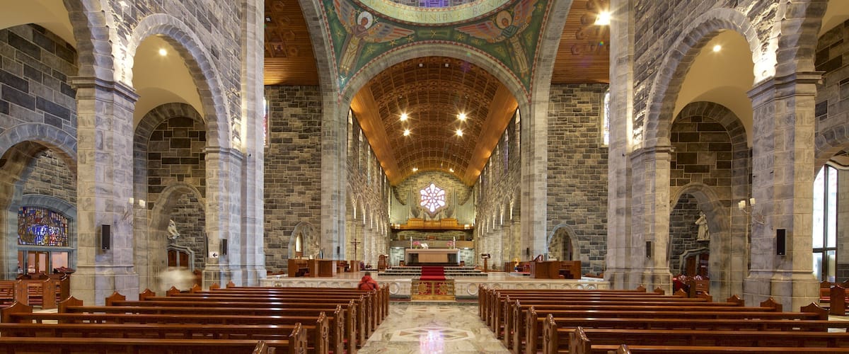 Catedral de Galway mostrando vista interna, elementos patrimoniales y arquitectura patrimonial