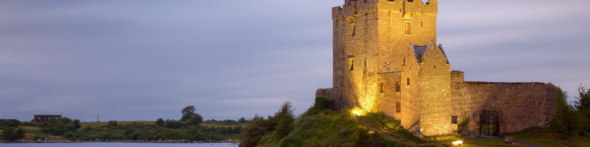 Dunguaire Castle mostrando um rio ou córrego, elementos de patrimônio e arquitetura de patrimônio