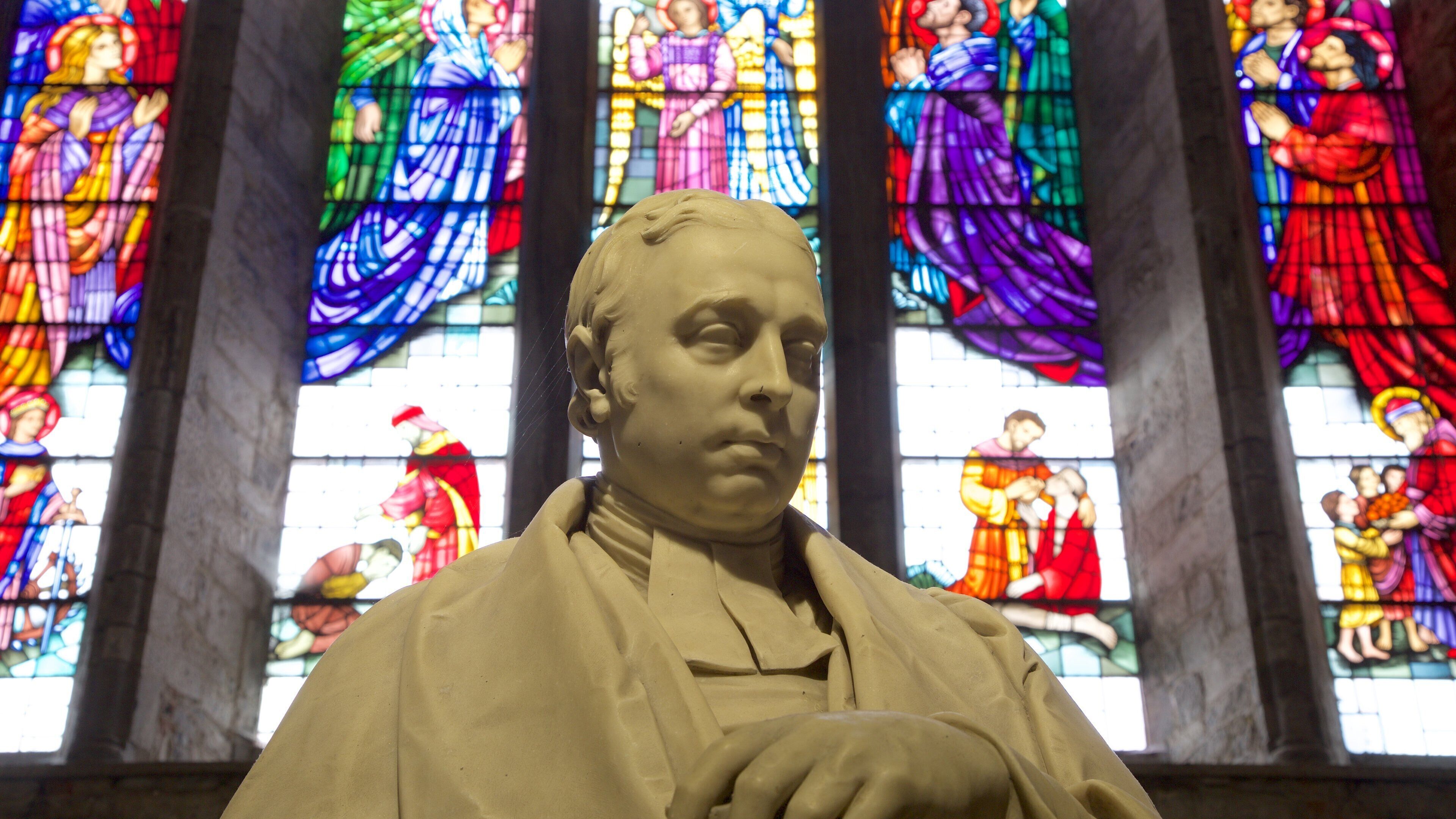 St. Mary\'s Cathedral presenterar interiörer, en staty eller skulptur och historiska element