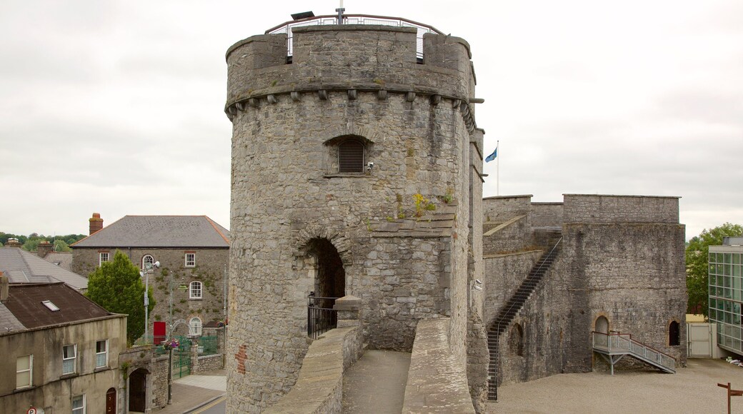 King John\'s Castle showing heritage architecture, a castle and heritage elements